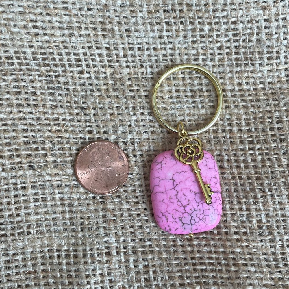 Pink Howlite Gold Charm Keyring Keychain NWOT - Picture 2 of 3